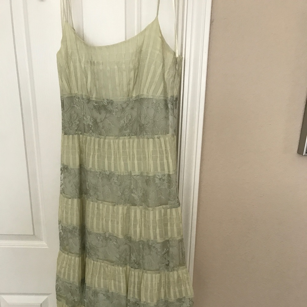 Very pretty and versatile midi dress by Ann Taylor!